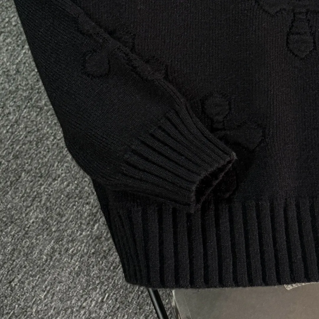 P290 Chrome Hearts 26 high-version wool knitted round-neck sweaters. High-end custom-made 500g sweater fabric. No deformation, no shrinkage, complete with three labels, same style for men and women. Process: The wool is knitted by a 7-needle imported machine. Color: 3 colors. SIZE: XS-L